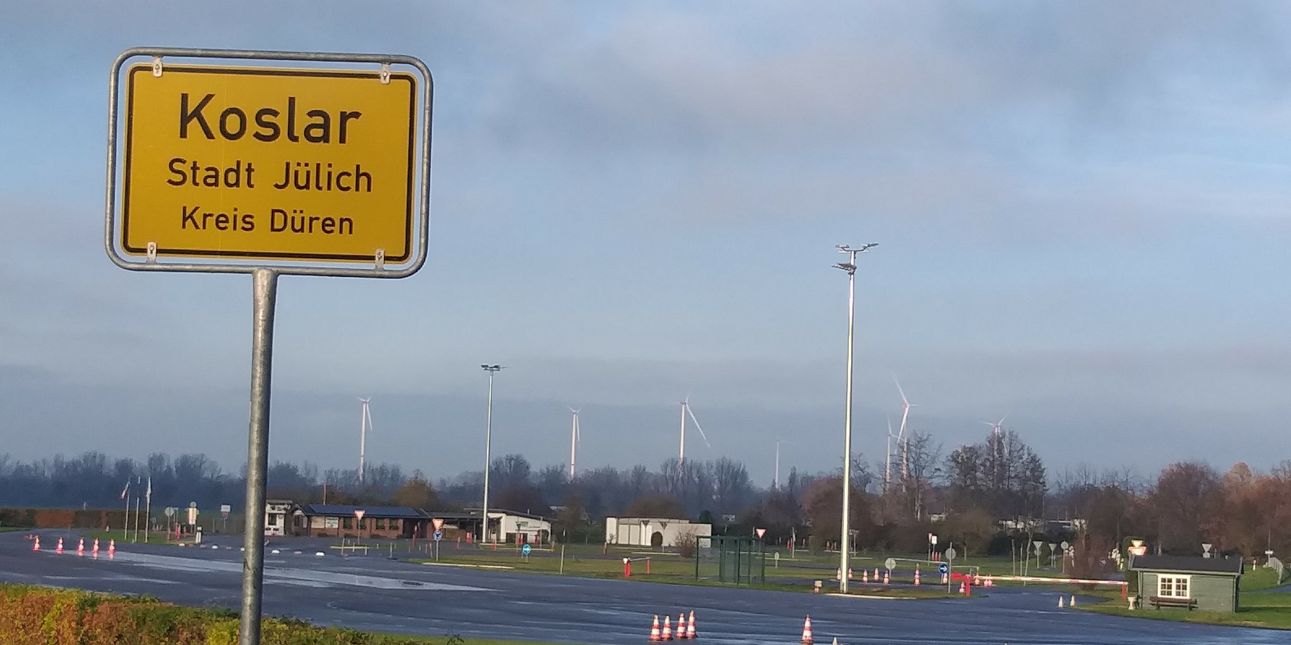 Ein Foto des Verkehrsübungsplatzes mit dem Ortsschild von Koslar