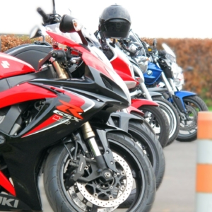 Mehrere Motorräder hintereinander aufgereiht